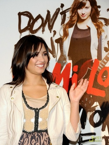 Demi Lovato Spanish on Demi Lovato Spanish Smooch 13 Thumb 6 Mn8 Jpg